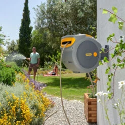 Hozelock Auto Reel 20m - 2401 8 Hozelock Auto Reel 20m - 2401 -Growhaus Zone 2401 lifestyle