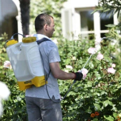 Hozelock 16L Pressure Sprayer Plus - 4716 -Growhaus Zone 4712 life 1